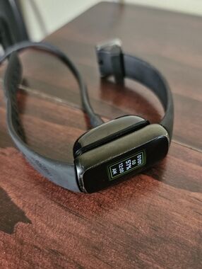 Fitbit Luxe Fitness Tracker With 2 Chargers And 5 Replacenent Bands